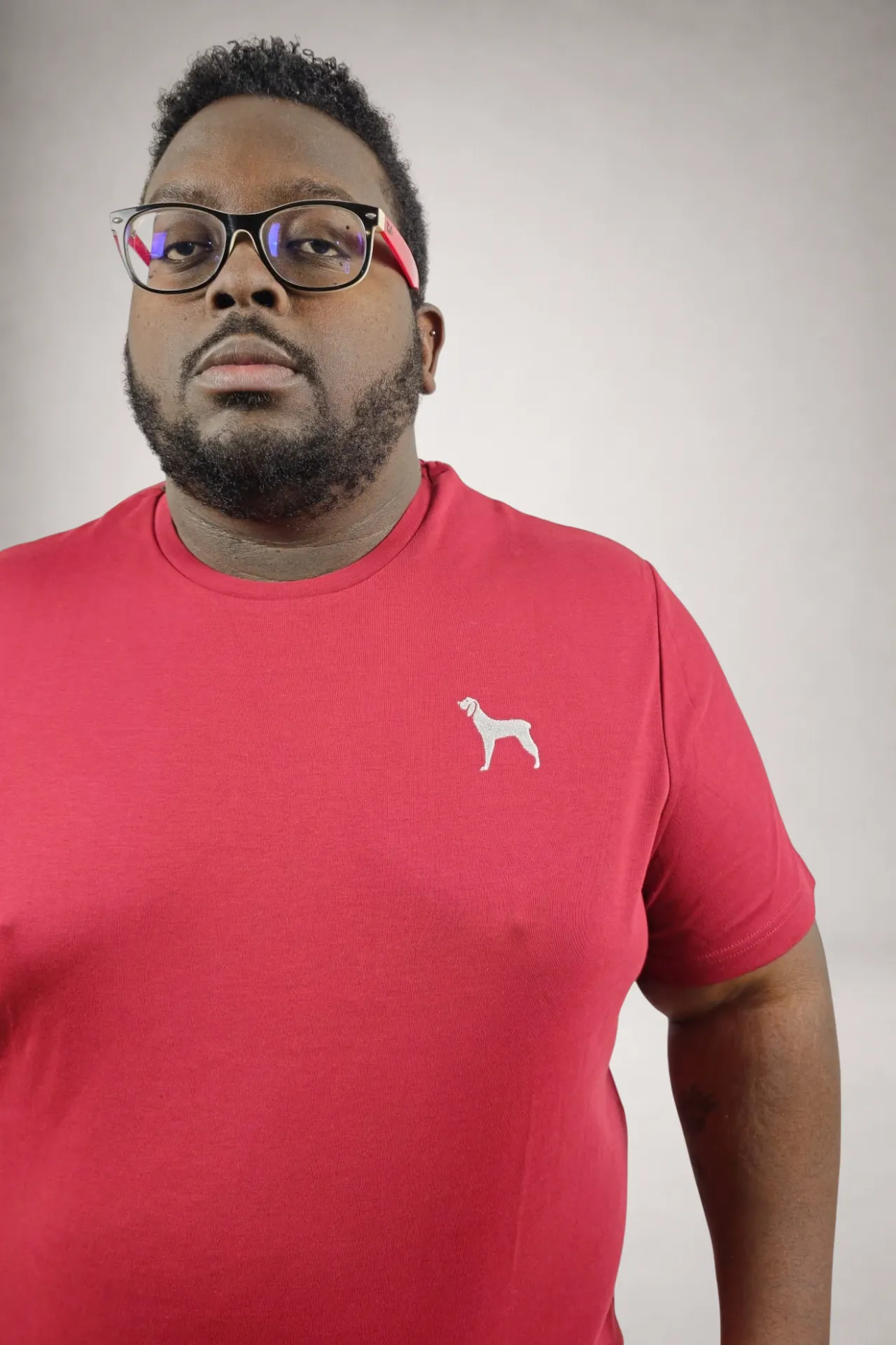 t shirt uni UE bordeaux porté vue de face zoom 1 t shirt uni UE bordeaux porté vue de face zoom 1