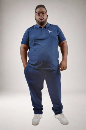 Ensemble pantalon de Jogging bleu marine et polo marine avec broderie chien MBR, porté en 3xL. Vue de face